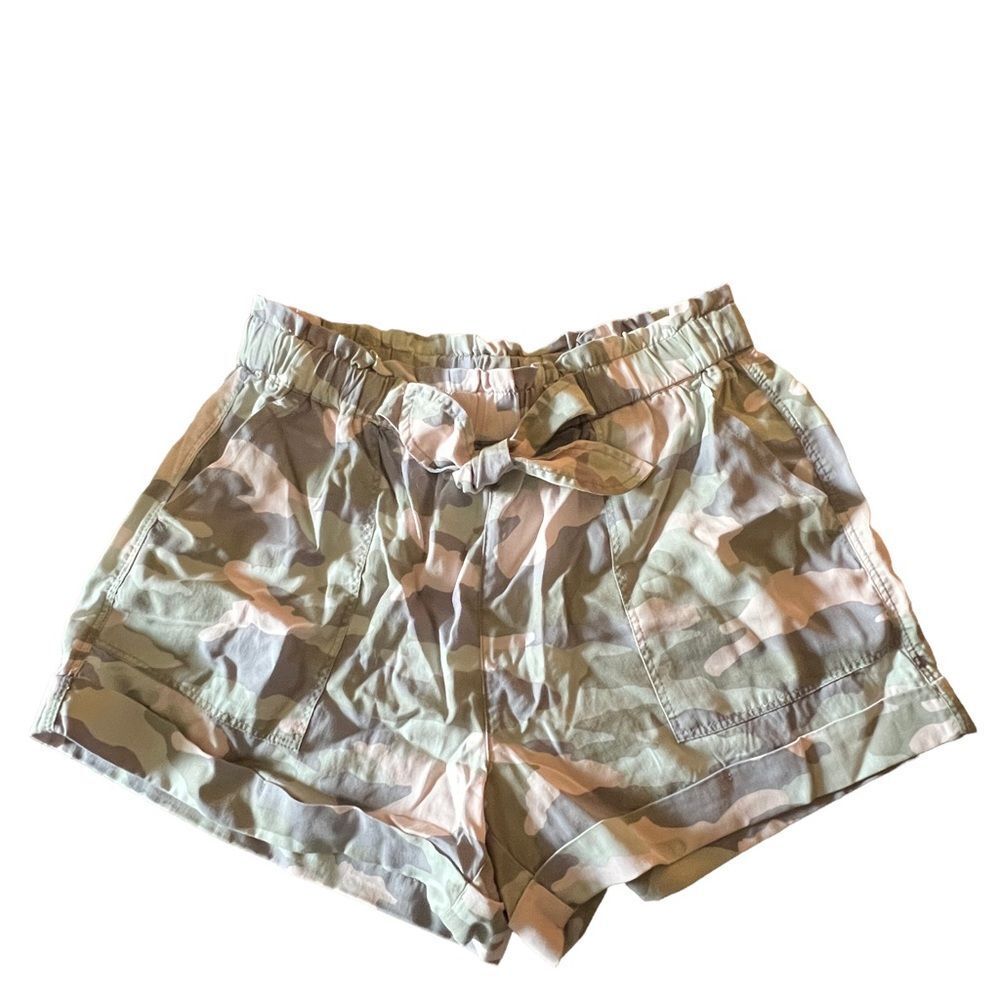 Aerie camouflage print shorts with cuffs and pockets women’s size medium